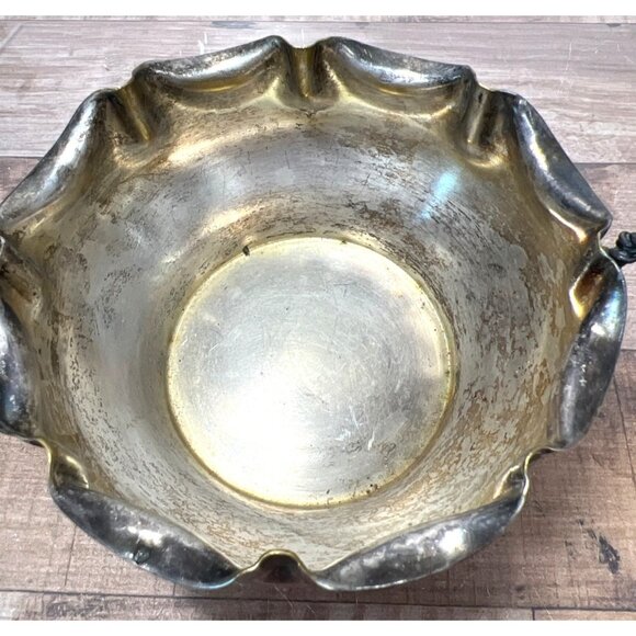 Silver-Plated Scalloped Basket With Twisted Handle - Picture 2 of 4